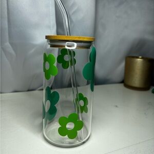 16oz, vinyl designed green flower